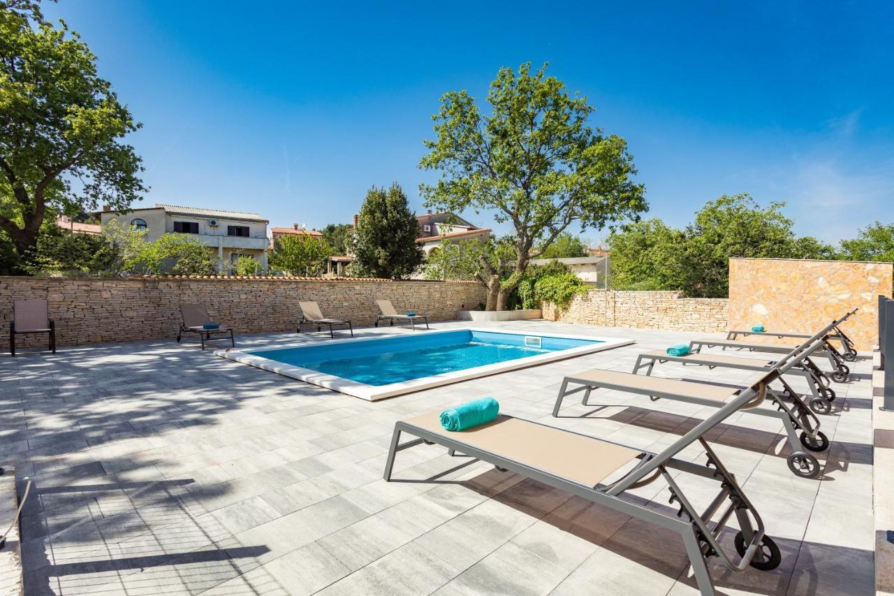 Apartments Cesare With Shared Pool Liznjan Exterior photo