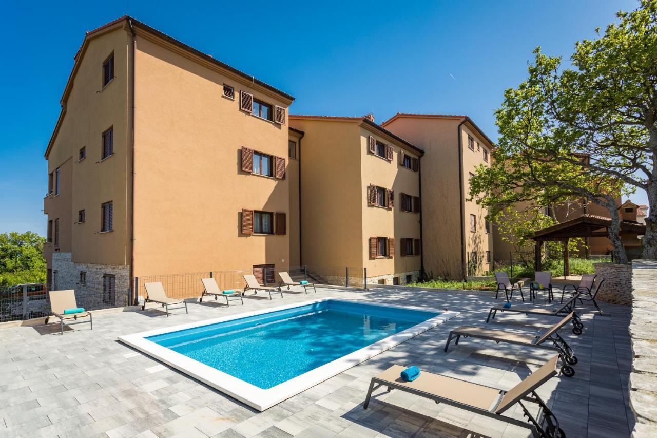 Apartments Cesare With Shared Pool Liznjan Exterior photo